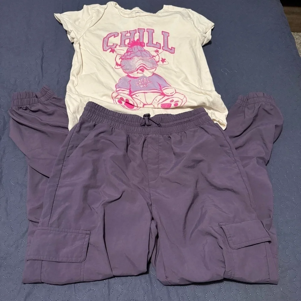 Old Navy Cream Tee w Purple joggers. Kids XL